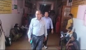 "अंधेरनगरी चौपट राजा" जैसा हाल कायमगंज सीएचसी का देख भड़के सीएमओ, कर दी बड़ी कार्यवाई